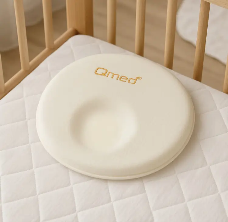 qmed-baby-pillow-poduszka-do lozeczka-wozka-dla noworodka.jpg