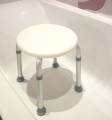 stolek_do_prysznica_wanny_taboret_okragly_pod_prysznic_bialy_niepelnosprawnych..jpg