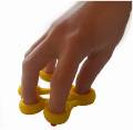 przyrzad_do_cwiczen_manualnych_palcow-dloni-qmed-finger-exerciser_slaby_zolty..jpg
